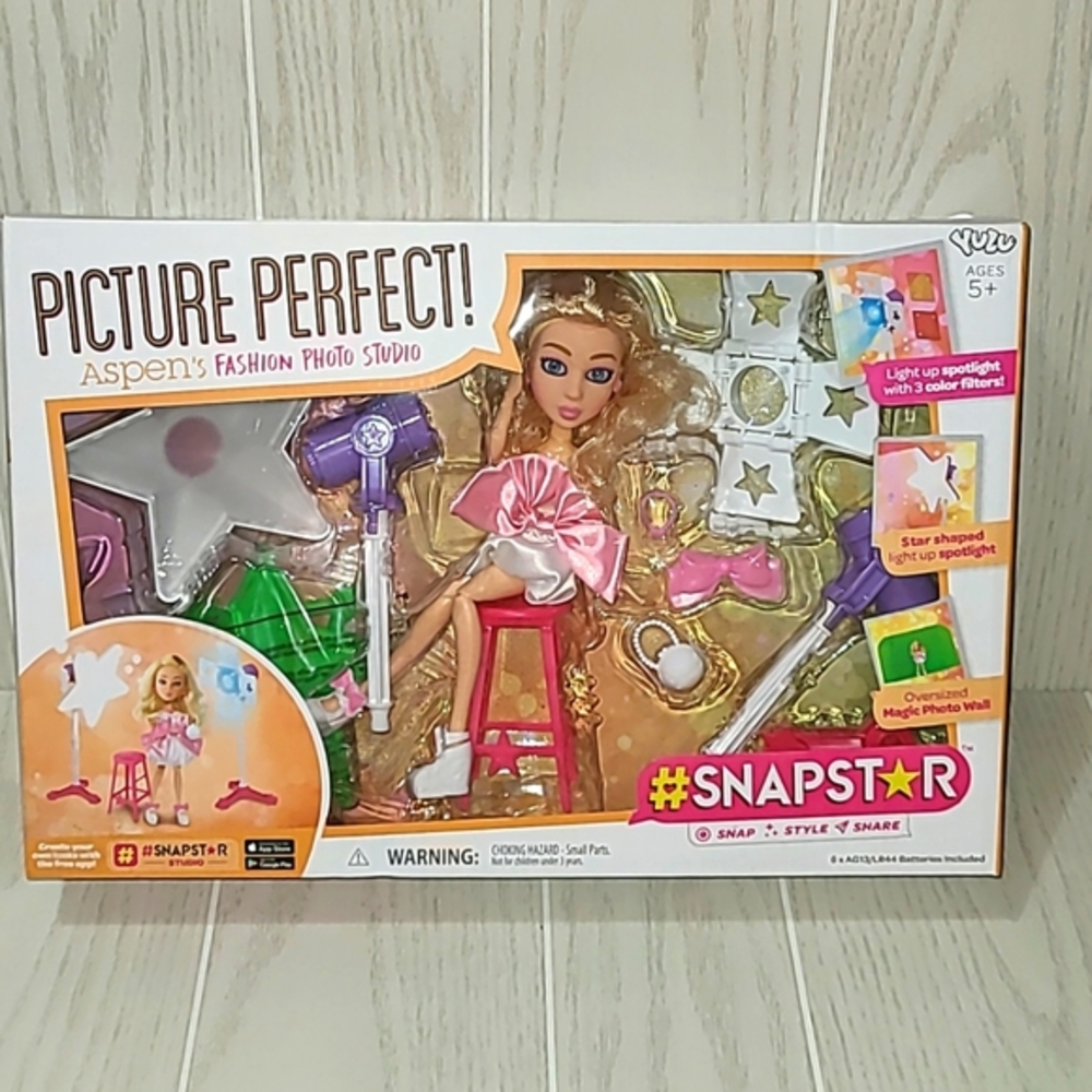 Snapstar Aspen's Fashion Photo Studio Doll Set